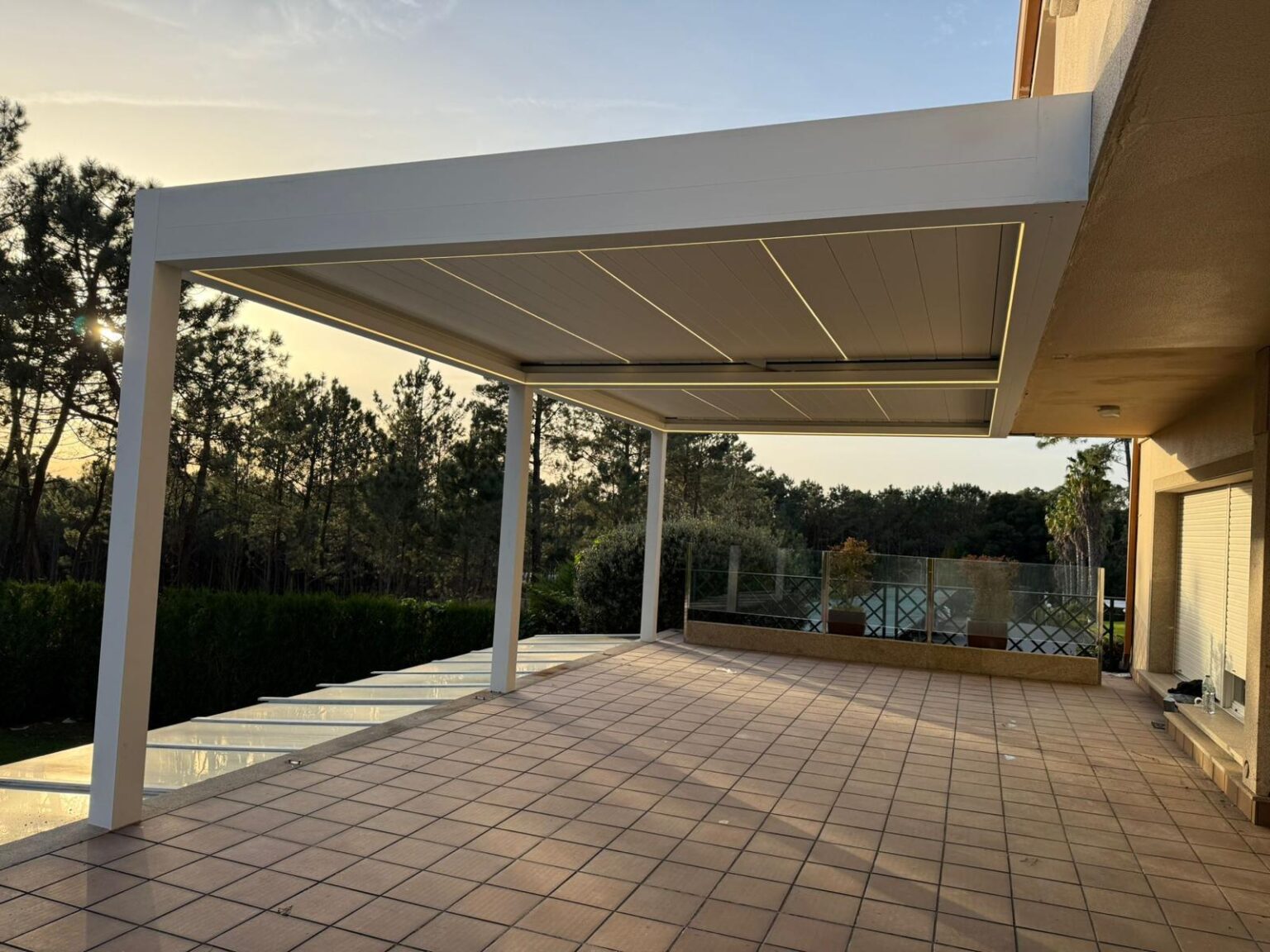 Pérgola de aluminio a medida para jardín instalada en Ciudad Real