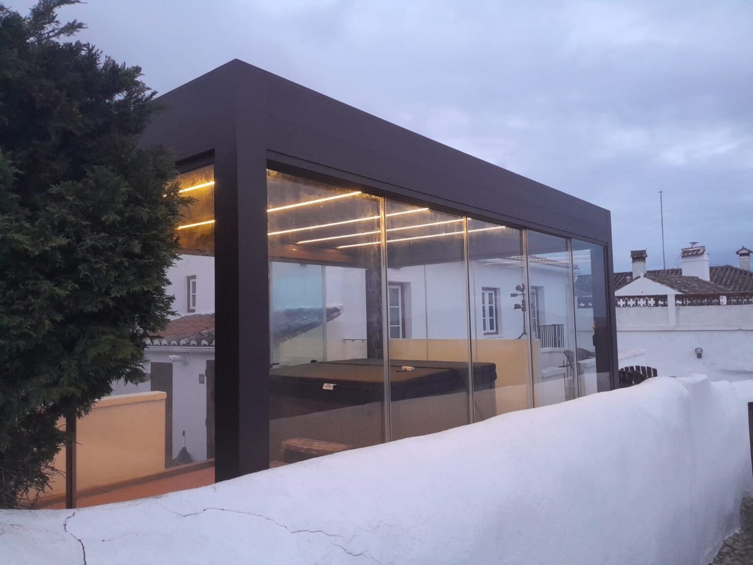 Instalación de pérgola de aluminio bioclimática o fija de PVC y Aluminio Carromar