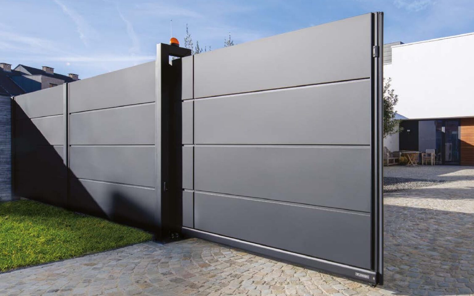 Puerta principal de aluminio con rotura de puente térmico y diseño contemporáneo